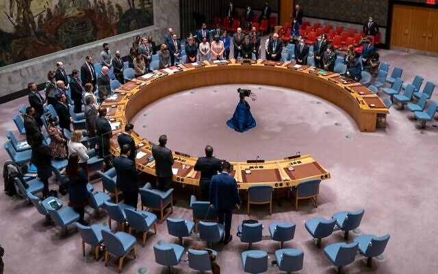 مجلس الأمن يأخذ دقيقة صمت حدادا على مادلين أولبرايت وزيرة خارجية الولايات المتحدة السابقة في اجتماع مجلس الأمن التابع للأمم المتحدة في مقر الأمم المتحدة، 23 مارس، 2022 في مدينة نيويورك.  ( David Dee Delgado / GETTY IMAGES NORTH AMERICA / Getty Images via AFP)