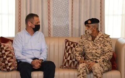 رئيس أركان الجيش الإسرائيلي أفيف كوخافي (يسار) يلتقي برئيس الجيش البحريني ذياب بن صقر النعيمي (يمين) في البحرين، 9 مارس 2022 (وكالة أنباء البحرين)