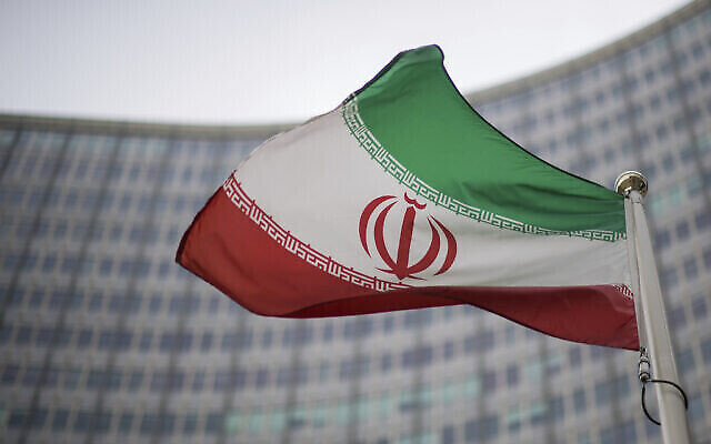علم إيران يلوح أمام مبنى الوكالة الدولية للطاقة الذرية في فيينا، النمسا، 17 ديسمبر، 2021. (AP Photo / Michael Gruber)