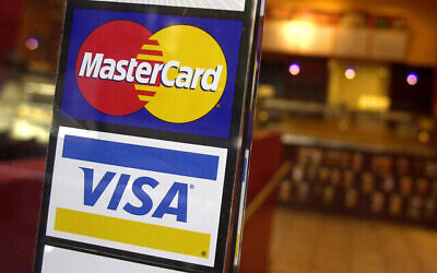 توضيحية: شعارا بطاقات الائتمان MasterCard و Visa عند مدخل مقهى في نيويورك. (AP Photo / Mark Lennihan ، File)