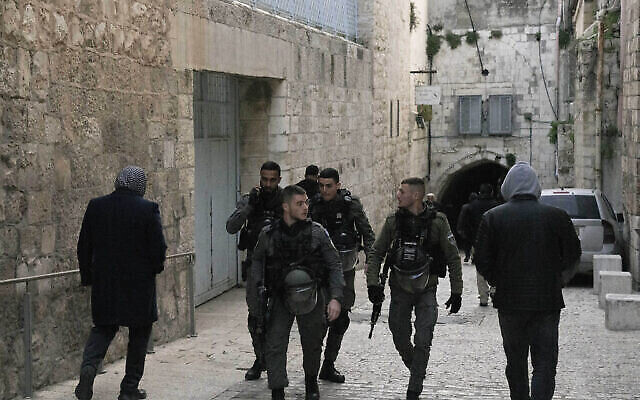 دورية  لشرطة حرس الحدود في البلدة القديمة في القدس بعد هجوم وقع في مكان قريب، 6 مارس، 2022. (AP Photo / Maya Alleruzzo)