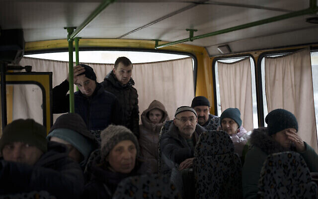 أوكرانيون يدخلون حافلة أثناء إجلاؤهم من إيربين ، في ضواحي كييف، أوكرانيا، 9 مارس، 2022. (AP Photo / Felipe Dana)