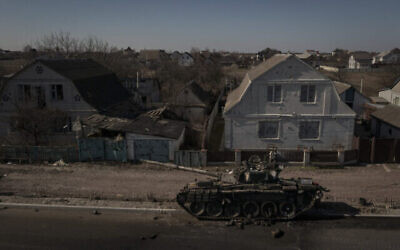 دبابة مدمرة بعد معارك بين القوات الأوكرانية والروسية على طريق رئيسي بالقرب من بروفاري شمال كييف، أوكرانيا، 10 مارس، 2022. (AP Photo / Felipe Dana)