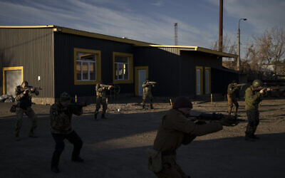 صورة توضيحية: متطوعون مدنيون يحضرون معسكر تدريب لقوات الدفاع الإقليمية الأوكرانية في بروفاري، شمال شرق كييف، أوكرانيا، 21 مارس 2022 (AP Photo / Felipe Dana)