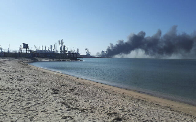 دخان يتصاعد بعد قصف بالقرب من ميناء  في بيرديانسك، أوكرانيا، 24 مارس، 2022. (AP Photo)