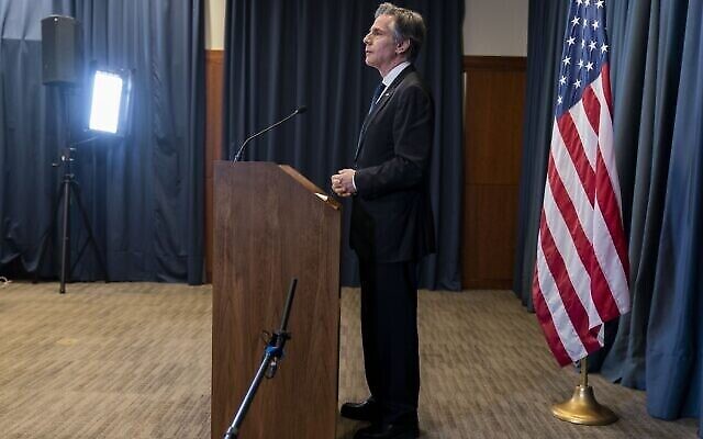 وزير الخارجية الأمريكي أنتوني بلينكين يستمع إلى سؤال خلال مؤتمر صحفي، في السفارة الأمريكية في الجزائر العاصمة، 30 مارس 2022. (جاكلين مارتن / ا ف ب)