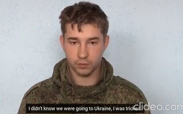 لقطة شاشة من مقطع فيديو لجندي روسي أسرته القوات الأوكرانية. (موقع يوتيوب)
