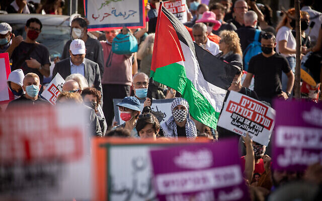 فلسطينيون ونشطاء يساريون يحتجون على طرد عائلات فلسطينية من منازلها في حي الشيخ جراح بالقدس الشرقية. 16 أبريل 2021 (Yonatan Sindel / Flash90)