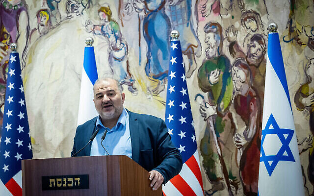 زعيم حزب القائمة العربية الموحدة منصور عباس يخاطب مؤتمر رؤساء المنظمات اليهودية الأمريكية الكبرى في القدس، 22 فبراير 2022 (Yonatan Sindel / Flash90)