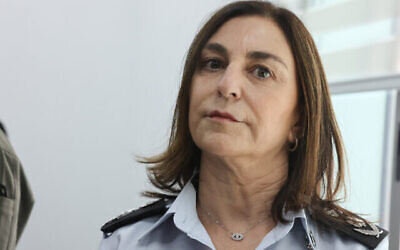 مفوضة مصلحة السجون الإسرائيلية كاتي بيري تصل للإدلاء بشهادتها في اللجنة الحكومية للتحقيق في هروب الأسرى من سجن غلبوع، في موديعين، 7 مارس، 2022 (Flash90)