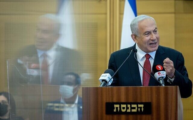 زعيم المعارضة بنيامين نتنياهو يتحدث في اجتماع لكتلة الليكود في الكنيست في القدس، 7 مارس، 2022 (Yonatan Sindel / Flash90)