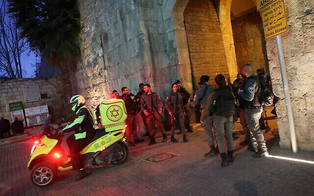 قوات الأمن الإسرائيلية في موقع هجوم طعن في البلدة القديمة بالقدس، 7 مارس، 2022. (Yonatan Sindel Flash90)