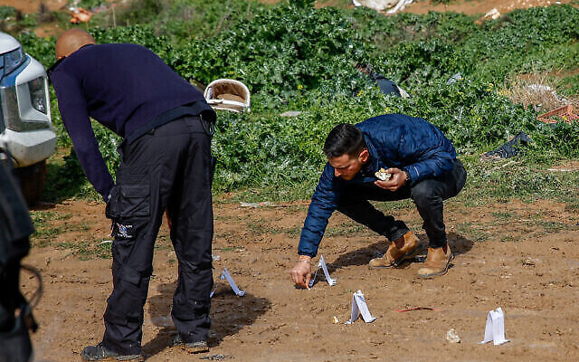 الشرطة في موقع مقتل سند سلام الحرباد، الذي قُتل بعد تعرض قوات خاصة للشرطة لإطلاق النار، بحسب رواية الشرطة، في رهط بجنوب إسرائيل، 15 مارس، 2022. (Flash90)