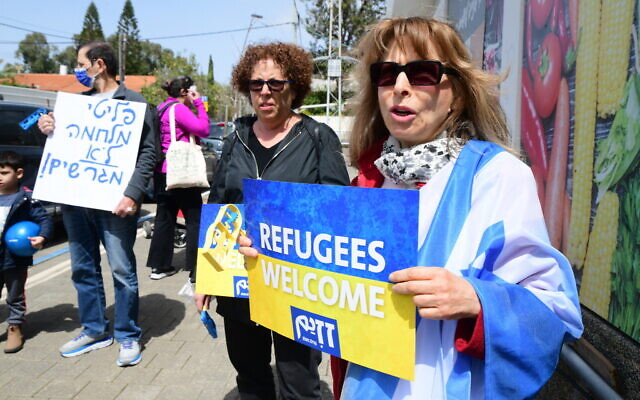 صورة توضيحية: إسرائيليون يحتجون على ترحيل بعض اللاجئين الأوكرانيين، 17 مارس 2022 (Avshalom Sassoni / Flash90)
