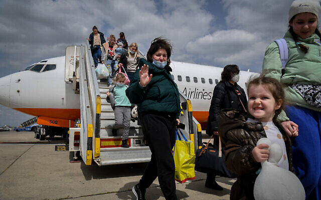 يهود أوكرانيون فروا من مناطق الحرب في أوكرانيا، يصلون في رحلة الى مطار بن غوريون بالقرب من تل أبيب، 17 مارس 2022 (Yossi Zeliger / Flash90)