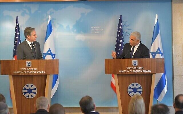 وزير الخارجية الأمريكي أنتوني بلينكن (يمين) ووزير الخارجية يائير لابيد (يسار) في مؤتمر صحفي في القدس، 27 مارس، 2022. (Foreign Ministry)