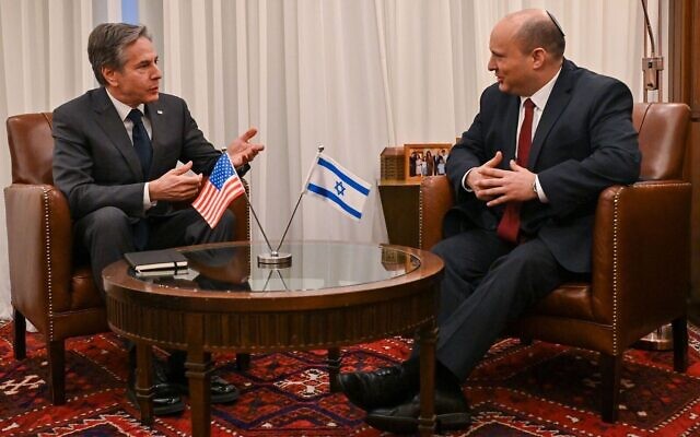 رئيس الوزراء نفتالي بينيت (يمين) يلتقي بوزير الخارجية الأمريكي أنتوني بلينكن في مكتب رئيس الوزراء في القدس، 27 مارس 2022 (Kobi Gideon / GPO)
