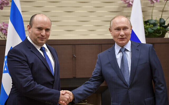 توضيحية: رئيس الوزراء نفتالي بينيت (يسار) يلتقي بالرئيس الروسي فلاديمير بوتين في سوتشي، روسيا، 22 أكتوبر، 2021. (Kobi Gideon / GPO)