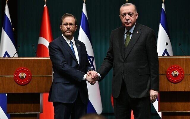الرئيس إسحاق هرتسوغ (يسار) والرئيس التركي رجب طيب أردوغان في المجمع الرئاسي في أنقرة، 9 مارس 2022 (Haim Zach / GPO)