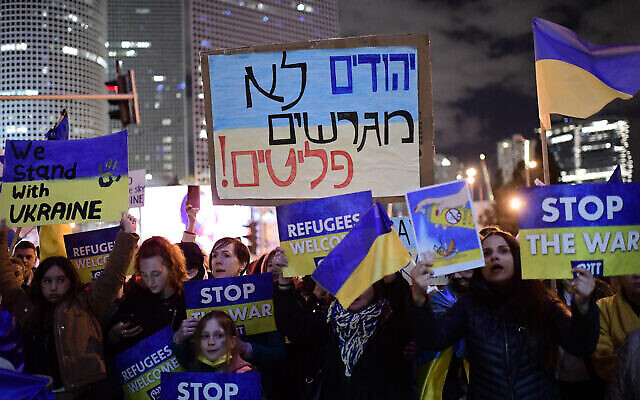 متظاهرون يحتجون على الغزو الروسي لأوكرانيا في تل أبيب في 12 مارس 2022. لافتة تقول "اليهود لا يطردون اللاجئين". (Tomer Neuberg/Flash90)
