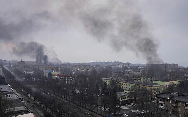 الدخان يتصاعد بعد قصف في ماريوبول، أوكرانيا، 9 مارس، 2022. (AP Photo / Evgeniy Maloletka)