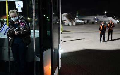 توضيحية: مهاجرون يهود فارون من الحرب في أوكرانيا في رحلة إنقاذ برعاية كيرين هايسود يصلون إلى مطار بن غوريون بالقرب من تل أبيب، 9 مارس 2022. (Tomer Neuberg / Flash90)