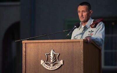 الميجر جنرال هرتسي هليفي، نائب رئيس الأركان الجديد للجيش الإسرائيلي، يتحدث خلال مراسم تسليم في المقر العسكري في تل أبيب، 11 يوليو، 2021. (Israel Defense Forces)