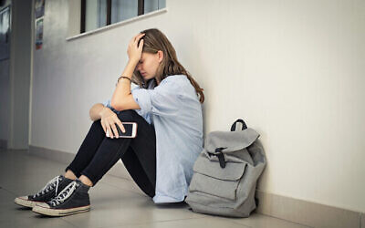صورة توضيحية: فتاة مراهقة تعاني من الاكتئاب (Ridofranz vis iStock by Getty Images)