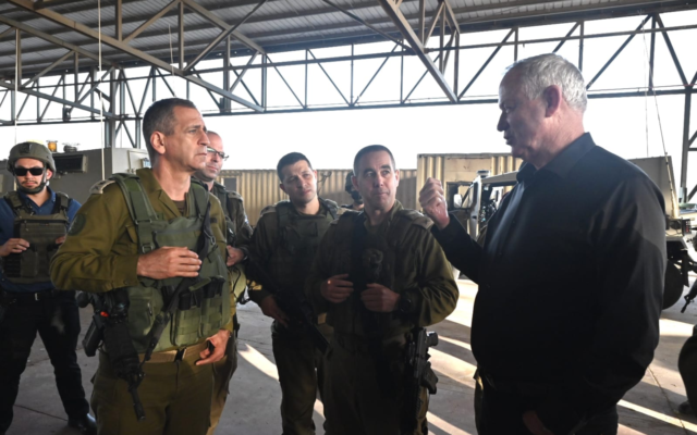 وزير الدفاع بيني غانتس يقوم بجولة في معبر إيريز على الحدود مع قطاع غزة، 1 مارس 2022 (Ariel Hermoni / Defense Ministry)