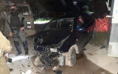 حطام سيارة اصطدمت بمركبة حرس الحدود في بلدة السيلة الحارثية بالضفة الغربية، 7 مارس 2022 (Israel Police)