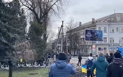 توضيحية: مصور أسوشييتد برس يفغيني مالوليتكا يقف وسط أنقاض غارة جوية على جامعة بريازوفسكي التقنية الحكومية في ماريوبول، أوكرانيا، 10 مارس، 2022. (Mstyslav Chernov / AP)