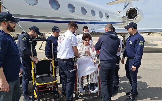 إيرينا كاروش تصل إلى مطار بن غوريون لتلقي العلاج الطبي في إسرائيل بعد إصابة عائلتها في هجوم صاروخي على منزلهم في كييف، 7 مارس 2022. (Magen David Adom spokesperson)
