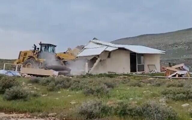 مسؤولون إسرائيليون يهدمون مبنى قي بؤرة ماعوز إستر الاستيطانية غير القانونية بالضفة الغربية، 21، آذار، 2022.  (screenshot)