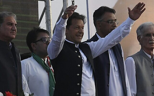 رئيس الوزراء الباكستاني عمران خان (وسط الصورة) مع مشرعين آخرين، عند وصوله لمخاطبة أنصار حزب "حركة إنصاف" الباكستاني الحاكم خلال تجمع حاشد في إسلام أباد في 27 مارس، 2022.(Aamir QURESHI / AFP)