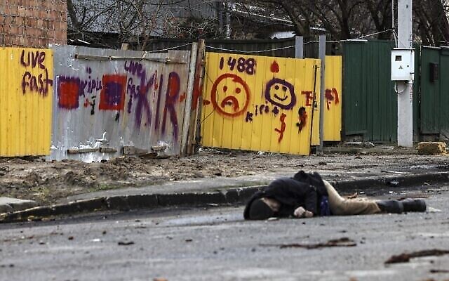 جثة ملقاة في شارع في بوتشا، شمال غرب كييف، 2 أبريل، 2022. (RONALDO SCHEMIDT / AFP)