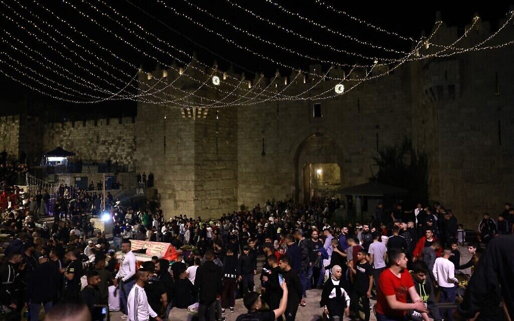 فلسطينيون يتجمعون خارج باب العامود إلى البلدة القديمة في القدس، 2 أبريل، 2022، في اليوم الأول من شهر رمضان. (Menahem Kahana/AFP)