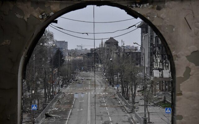 تُظهر هذه الصورة المأخوذة من مسرح ماريوبول الدرامي ، الذي تم قصفه في 16 مارس الماضي ، شارع ماريوبول المركزي في 12 أبريل 2022 ، حيث تكثف القوات الروسية حملتها للسيطرة على المدينة الساحلية الاستراتيجية ، كجزء من هجوم هائل متوقع عبر شرق أوكرانيا. * ملاحظة: تم التقاط هذه الصورة خلال رحلة نظمها الجيش الروسي* (Alexander NEMENOV / AFP)