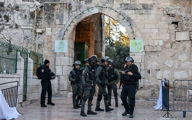 قوات الأمن تحتشد بعد اشتباكات بين فلسطينيين والشرطة الإسرائيلية في الحرم القدسي بالبلدة القديمة، 15 أبريل، 2022. (Ahmad Gharabli / AFP)