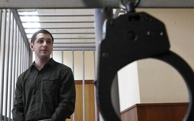 في هذه الصورة التي التقطت في 11 مارس 2020، يقف جندي البحرية الأمريكي السابق تريفور ريد، المتهم بمهاجمة شرطي، داخل قفص للمتهمين خلال جلسة استماع في المحكمة في موسكو.  (Alexander NEMENOV / AFP)