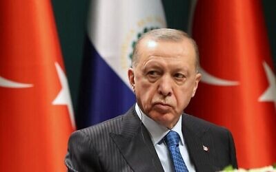 الرئيس التركي رجب طيب أردوغان يحضر مؤتمرا صحفيا في المجمع الرئاسي في أنقرة، 22 يناير 2022 (Adem Altan / AFP)
