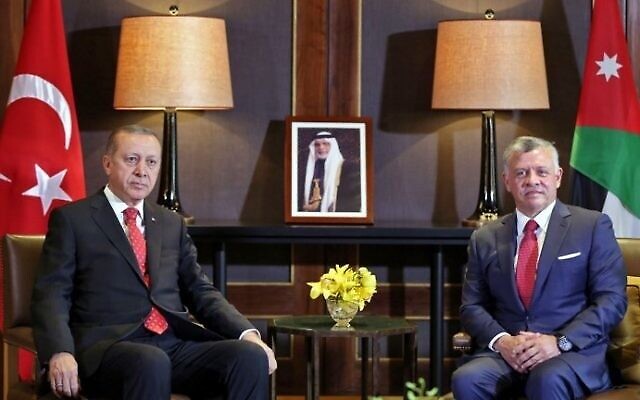 العاهل الاردني الملك عبد الله الثاني (الى اليمين) يلتقي بالرئيس التركي رجب طيب اردوغان في القصر الملكي في عمان، 21 اغسطس 2017 (AFP Photo / Khalil Mazraawi / File)