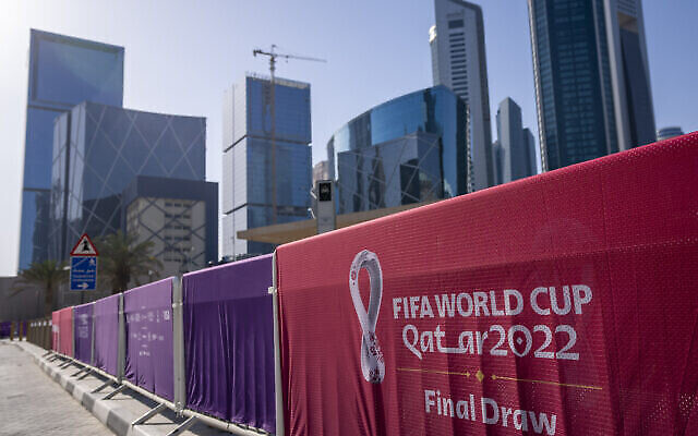 منظر للسياج حول مركز الدوحة للمعارض والمؤتمرات حيث تقام قرعة كأس العالم لكرة القدم، في الدوحة، قطر، يوم الخميس، 31 مارس 2022. (AP Photo / Darko Bandic )