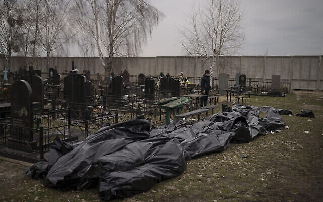 عشرات الجثث تنتظر دفنها في مقبرة في بوتشا، ضواحي كييف، أوكرانيا، 5 أبريل 2022 (AP Photo / Felipe Dana)