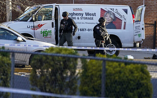 أفراد فرقة المتفجرات يفتشون شاحنة أثناء تحقيق جاري في منطقة بروكلين بنيويورك، الثلاثاء، 12 أبريل، 2022. (AP / John Minchillo)