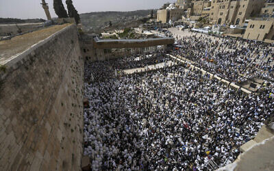 مصلون يهود يشاركون في صلاة عيد الفصح عند حائط المبكى في البلدة القديمة بالقدس، يوم الإثنين، 18 أبريل، 2022 (AP Photo / Tsafrir Abayov)