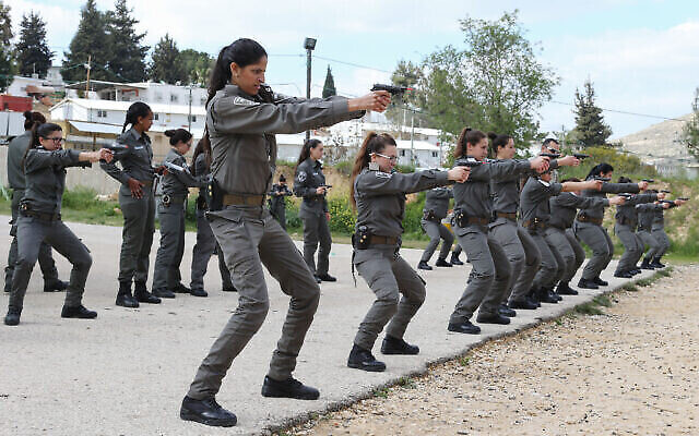 تدريب على إطلاق النار لضباط حرس الحدود، 18 مارس 2013 (Nati Shohat / FLASH90)