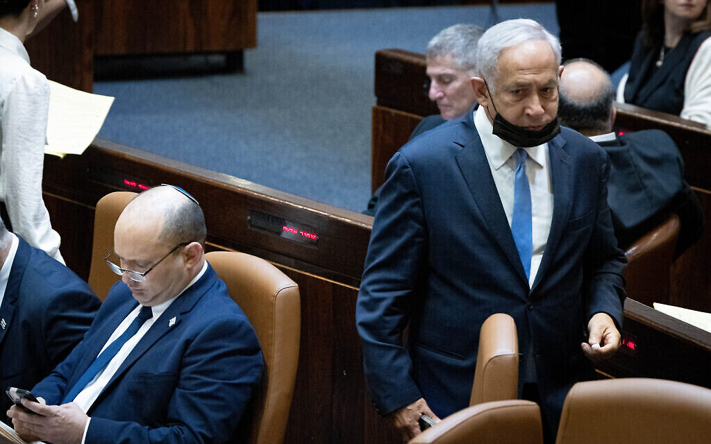 زعيم المعارضة بنيامين نتنياهو (على يمين الصورة) يمر بجانب رئيس الوزراء نفتالي بينيت خلال التصويت على ميزانية الدولة، 4 نوفمبر، 2021. (Yonatan Sindel / Flash90)