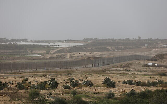 صورة للجدار الفاصل على طول الحدود بين اسرائيل وغزة، 8 ديسمبر، 2021 (Flash90)