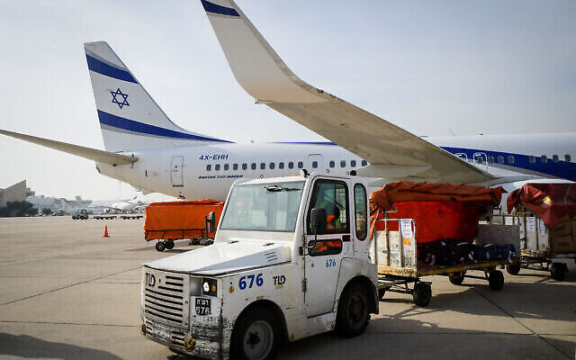 عمال يقومون بتحميل طرود من المساعدات الإنسانية الإسرائيلية لأوكرانيا على متن طائرات إل عال، في مطار بن غوريون في تل أبيب، 1 مارس، 2022 (Avshalom Sassoni / Flash90)