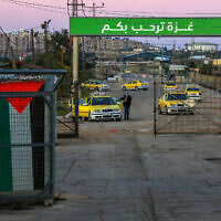 عمال فلسطينيون ينتظرون دخول إسرائيل للعمل، عند معبر إيريز شمال قطاع غزة، 13 مارس 2022 (Attia Muhammed / Flash90)